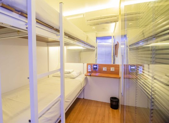 Passageiro descansando em cabine